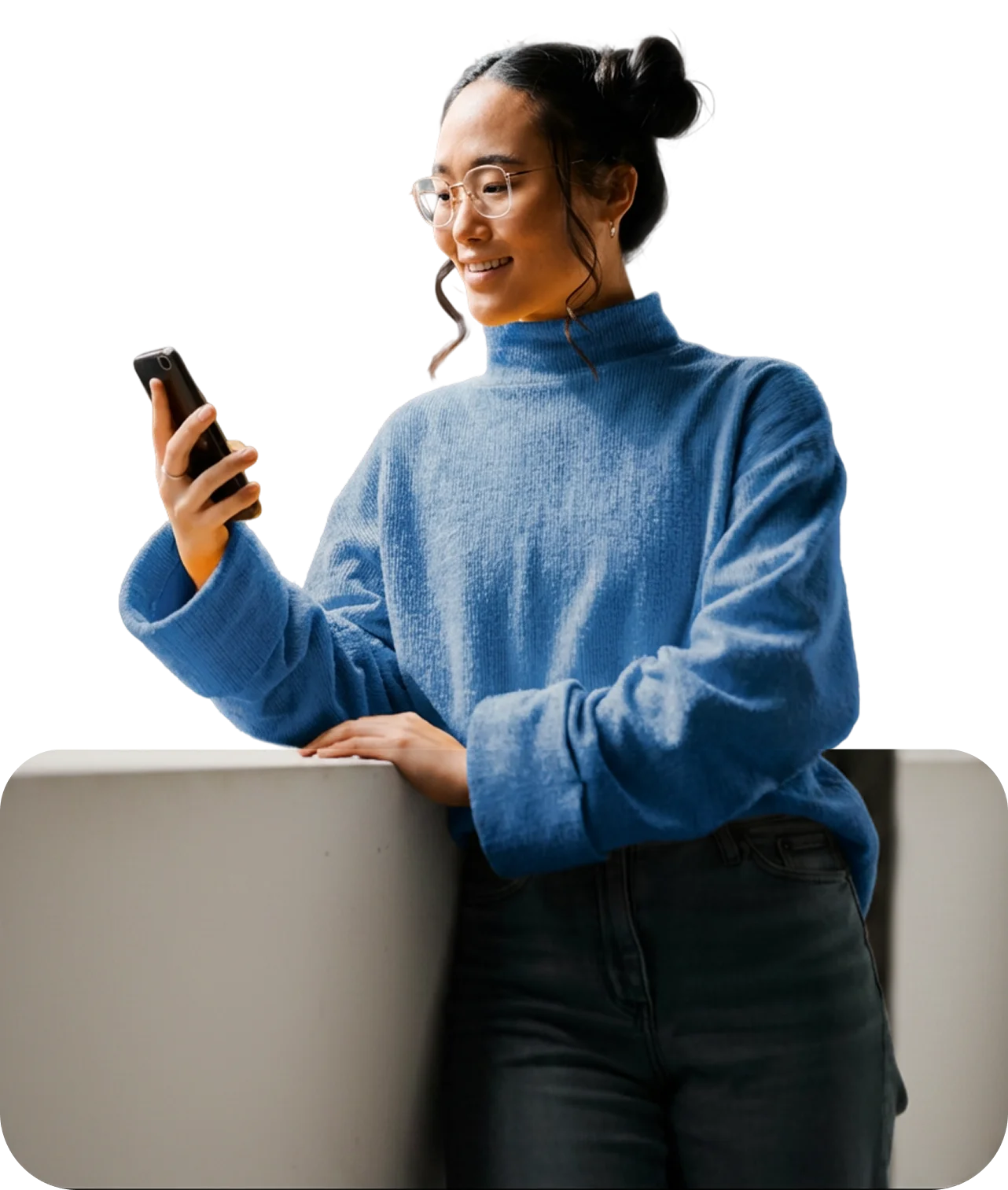 Aluna sorrindo enquanto usa o smartphone em uma videochamada